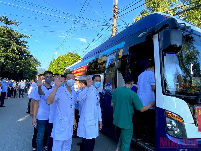 Tạm biệt người thân trước lúc lên đường. Đoàn y tế tỉnh Điện Biên lên đường hỗ trợ Bình Dương chống dịch -0