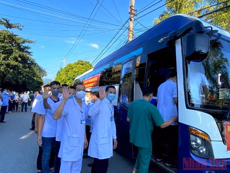 Đoàn y tế tỉnh Điện Biên lên đường hỗ trợ Bình Dương chống dịch -0