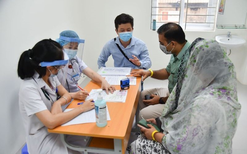 Cung cấp thông tin tiêm chủng cho nhân viên tại cơ quan ngoại giao trước khi tiêm chủng tại buổi tiêm ngày 10/6 (Ảnh: BV Phổi T.Ư) Tiêm chủng vaccine Covid-19: Không phân biệt người Việt Nam hay nước ngoài -0