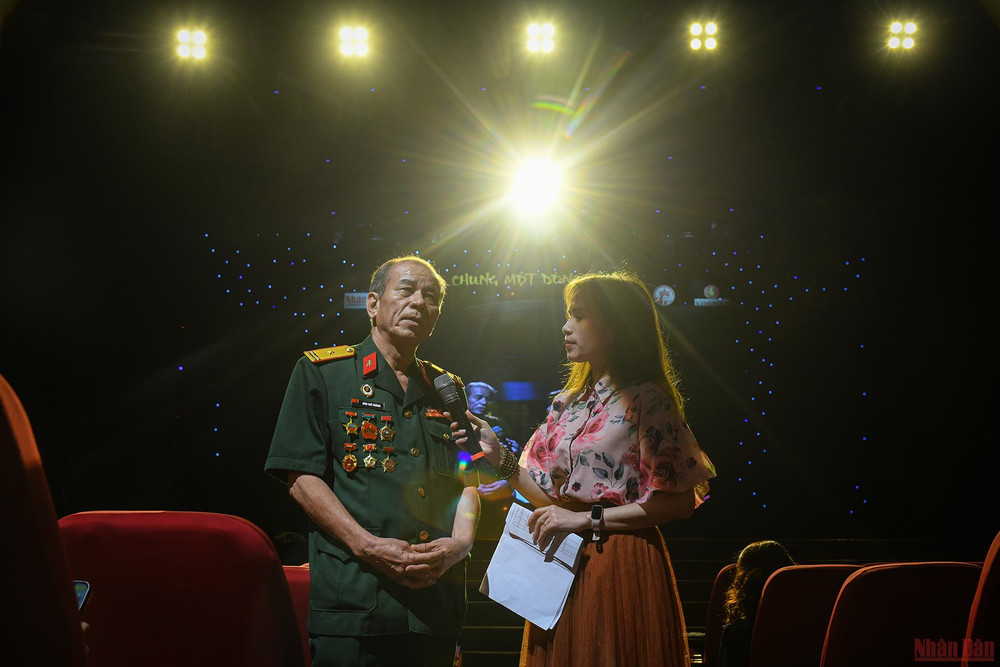 MC Thu Hà phỏng vấn ông Đào Chí Thành, cựu chiến binh tham gia chiến đấu tại Quảng Trị. (Ảnh: THÀNH ĐẠT) Tổng duyệt Chương trình “Chung một dòng sông” -0