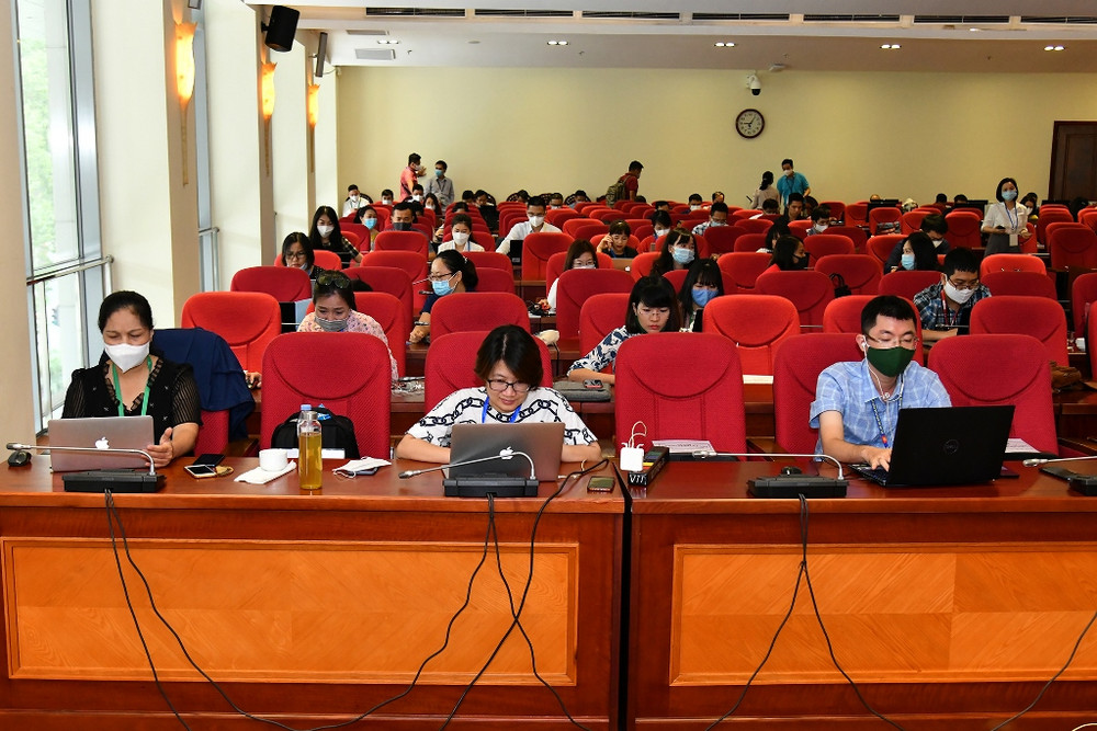 Vị trí, chỗ ngồi của các phóng viên được xếp so le nhau, bảo đảm khoảng cách theo quy định. Bảo đảm phòng dịch khi tác nghiệp tại Kỳ họp thứ nhất Quốc hội khóa XV -0