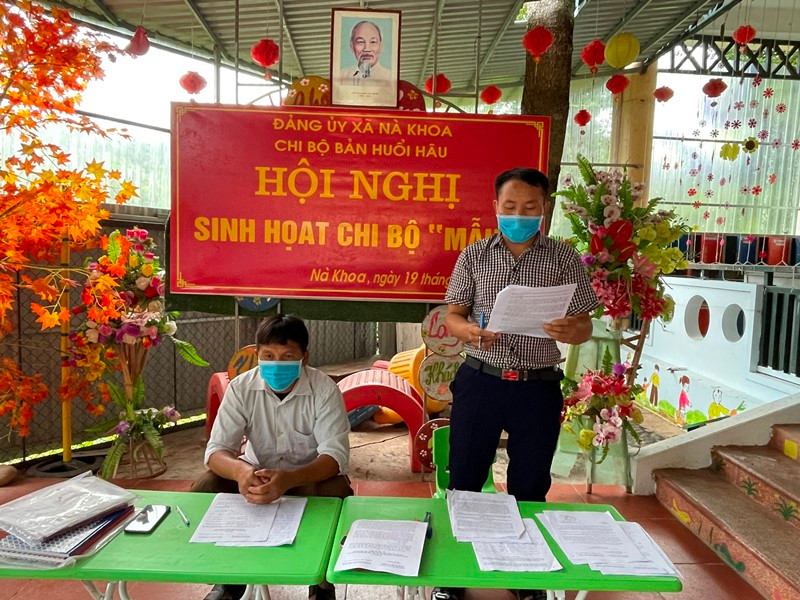 Các đồng chí trong Chi ủy Chi bộ Huổi Hâu điều hành buổi sinh hoạt mẫu. Bản vùng cao Huổi Hâu tổ chức sinh hoạt chi bộ mẫu -0