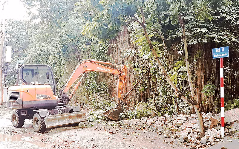 Lực lượng chức năng quận Long Biên giải phóng mặt bằng triển khai thực hiện dự án nhà ở xã hội Thượng Thanh. Ảnh: THANH SƠN 