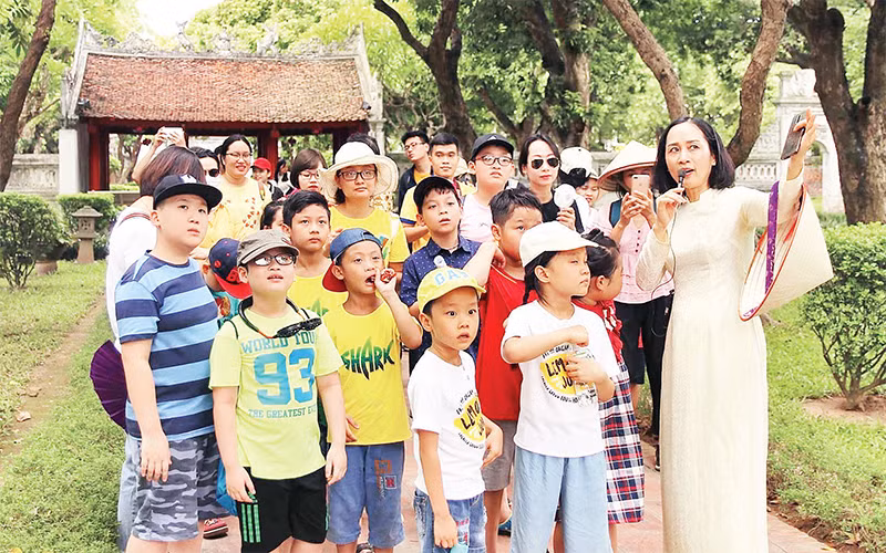 Học sinh tham quan tìm hiểu về Văn Miếu - Quốc Tử Giám (ảnh chụp trước thời gian thực hiện giãn cách xã hội).