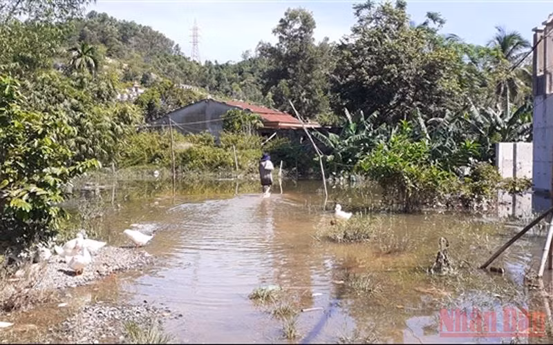 Đường vào khu dân cư bị ngập kéo dài mỗi khi có mưa lớn, (Ảnh: THANH HỒNG)