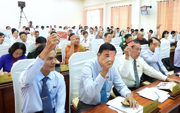 Các đại biểu HĐND tỉnh Cà Mau biểu quyết cao thông qua các quyết sách phát triển kinh tế, xã hội. Cà Mau thông qua các quyết sách phục hồi và phát triển kinh tế, xã hội -0