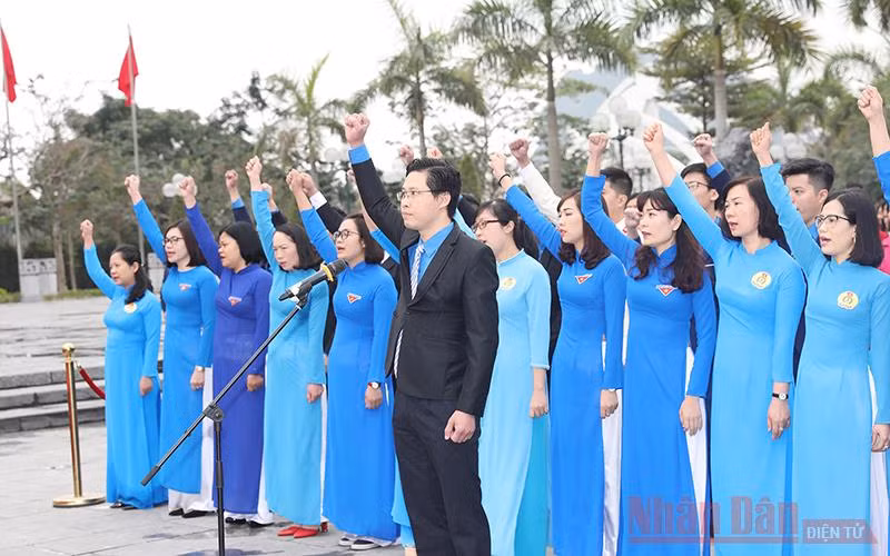 Các Đảng viên mới tuyên thệ trước tượng đài đồng chí Vũ Văn Hiếu, Bí thư Đặc Khu ủy đầu tiên của Khu mỏ Quảng Ninh. Ảnh: QUANG THỌ.