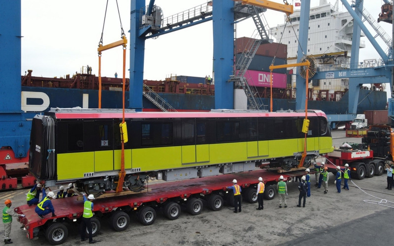 Bốc gỡ các toa tàu từ tàu biển đưa lên xe siêu trường, siêu trọng. 7_7820-1603006302324.jpg