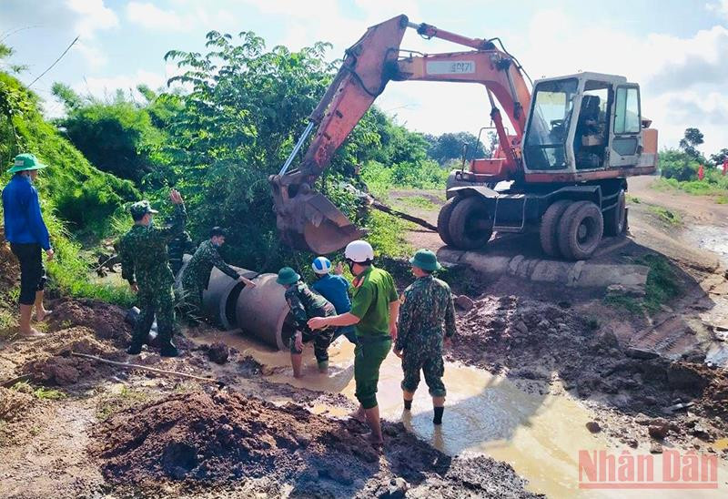 Cán bộ, chiến sĩ Đồn Biên phòng Ea H’leo phối hợp các lực lượng chức năng xã Ia Lốp giúp nhân dân sửa chữa hệ thống thoát nước và đường giao thông nông thôn. Vững vàng nơi biên cương -0