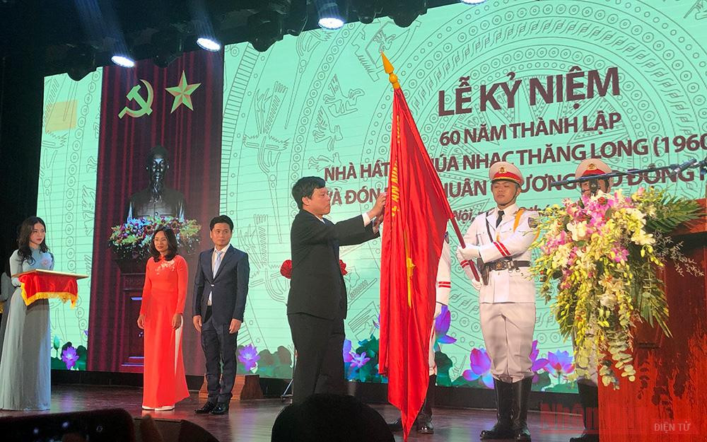 Nhà hát Ca múa nhạc Thăng Long kỷ niệm 60 năm thành lập và đón nhận Huân chương Lao động hạng Ba ảnh 2 nhcmntl-1603354461232.jpg