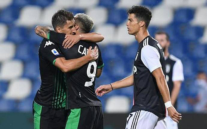 Filip Djuricic (Sassuolo) ăn mừng với đồng đội Francesco Caputo. (Ảnh: Reuters) Juventus bị Sassuolo cầm hòa trong trận cầu sáu bàn thắng -0