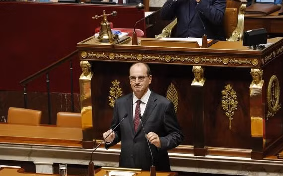 Thủ tướng Jean Castex phát biểu trước Quốc hội ngày 15-7. (Ảnh: Le Monde) 