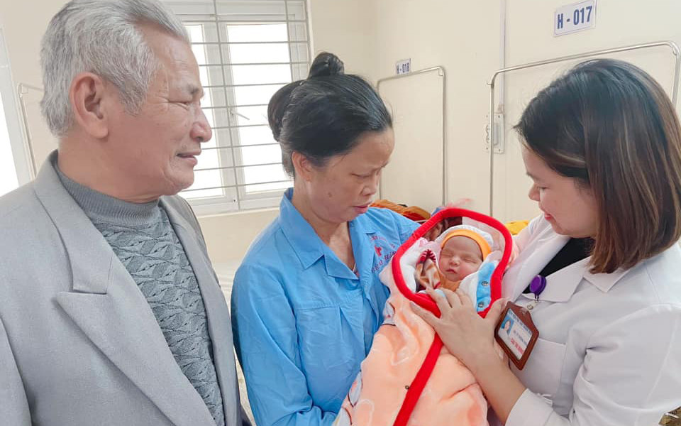 Cặp vợ chồng lớn tuổi vô cùng xúc động khi có được đứa con mơ ước nhờ thụ tinh trong ống nghiệm tại khoa Hỗ trợ sinh sản. Chắp cánh ước mơ có con cho những cặp vợ chồng hiếm muộn -0