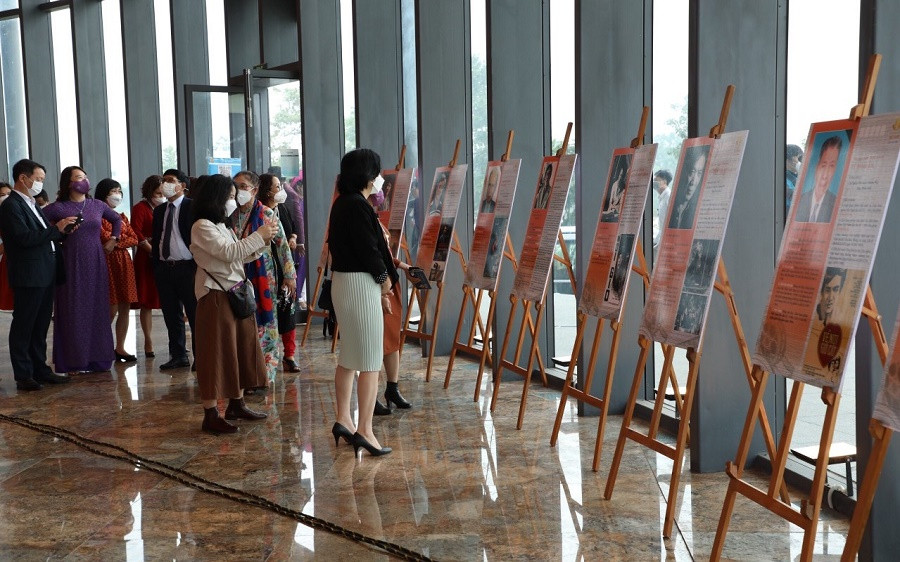 Triển lãm thu hút đông đảo khách tham quan.