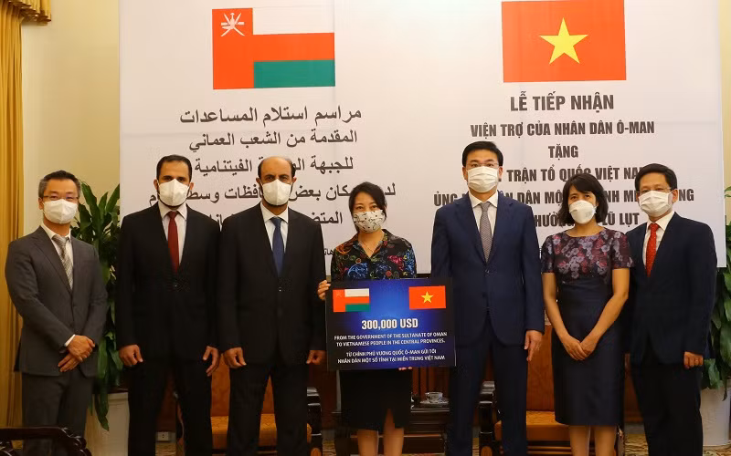 Đại diện Ủy ban Trung ương Mặt trận Tổ quốc Việt Nam tiếp nhận khoản viện trợ trị giá 300 nghìn USD từ Chính phủ Vương quốc Oman, hỗ trợ người dân miền trung khắc phục hậu quả bão, lụt.
