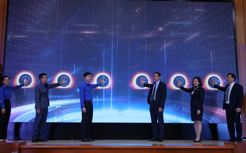 Các đại biểu thực hiện nghi thức phát động Cuộc thi Finnovation 2022.