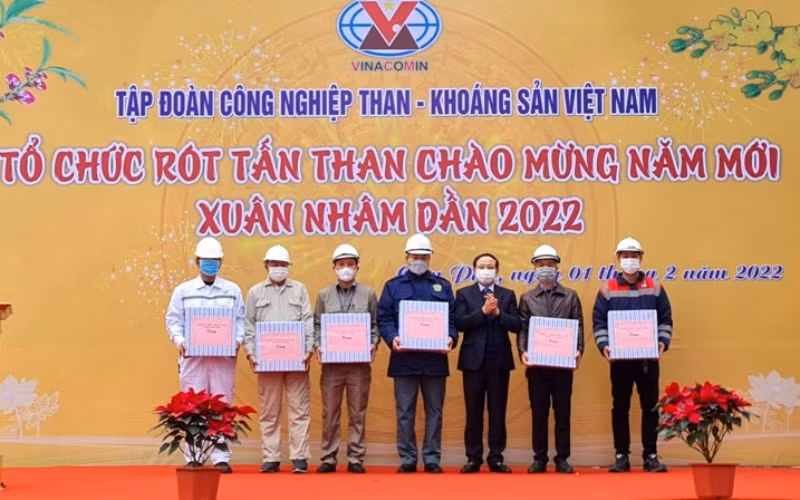 Bí thư Tỉnh ủy Quảng Ninh Nguyễn Xuân Ký tặng quà cho thuyền trưởng và các thuyền viên của tàu Việt Thuận 235-01 và tàu Vinacomin 05 cũng đại diện các đơn vị tham gia rót tấn than đầu tiên của năm mới 2022.