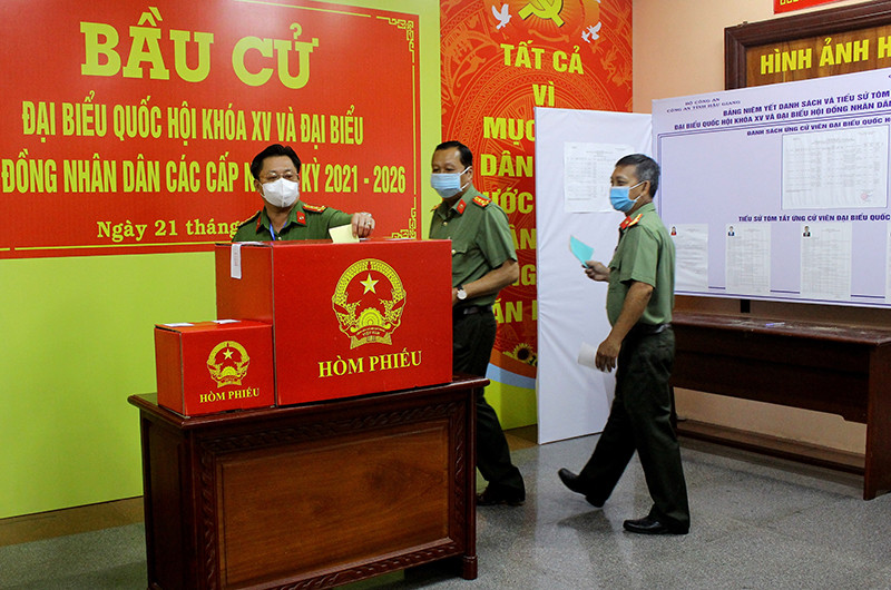 Cán bộ, chiến sĩ Công an tỉnh Hậu Giang đi bầu cử sớm. Rộn ràng ngày bầu cử sớm ở một số địa phương -0