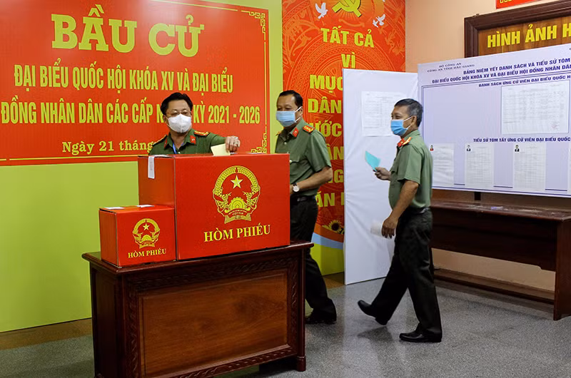 Rộn ràng ngày bầu cử sớm ở một số địa phương -0