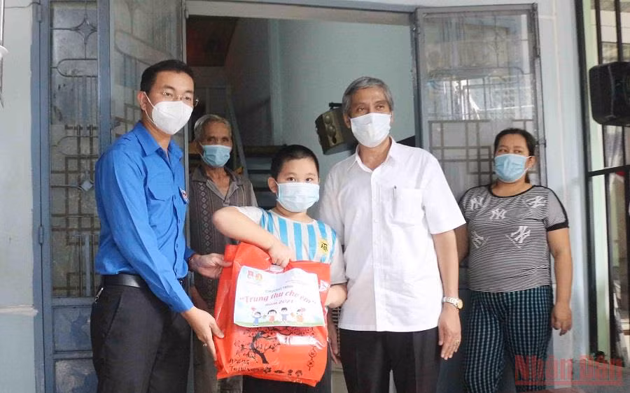 Tặng quà cho thiếu nhi quận Thanh Khê. (Ảnh: THANH TÂM).