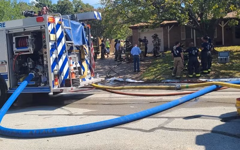 Lực lượng khẩn cấp có mặt gần hiện trường vụ rơi máy bay. (Ảnh: Reuters)