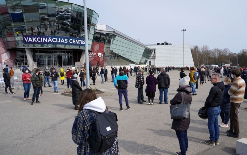 Người dân xếp hàng bên ngoài trung tâm tiêm chủng Covid-19 ở Riga, Latvia, ngày 16/4/2021. (Ảnh: Reuters)
