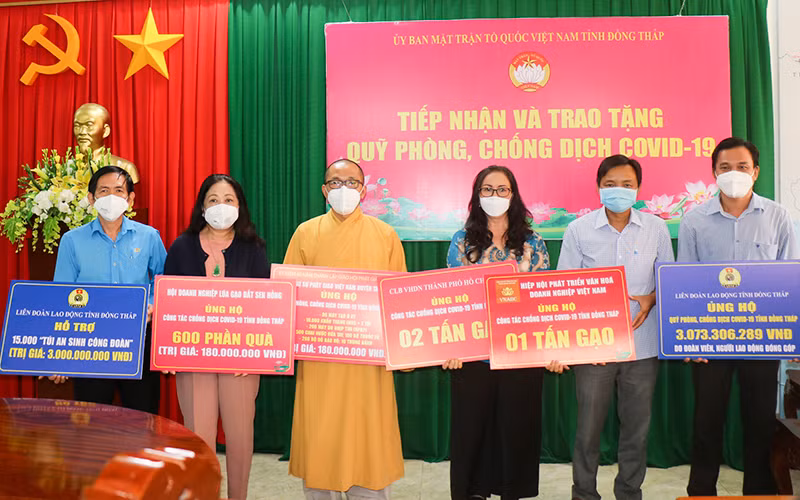 Phó Chủ tịch Ủy ban Mặt trận Tổ quốc Việt Nam tỉnh Đồng Tháp Võ Chí Hữu tiếp nhận ủng hộ từ các đơn vị. Ảnh: NHƯ Ý.