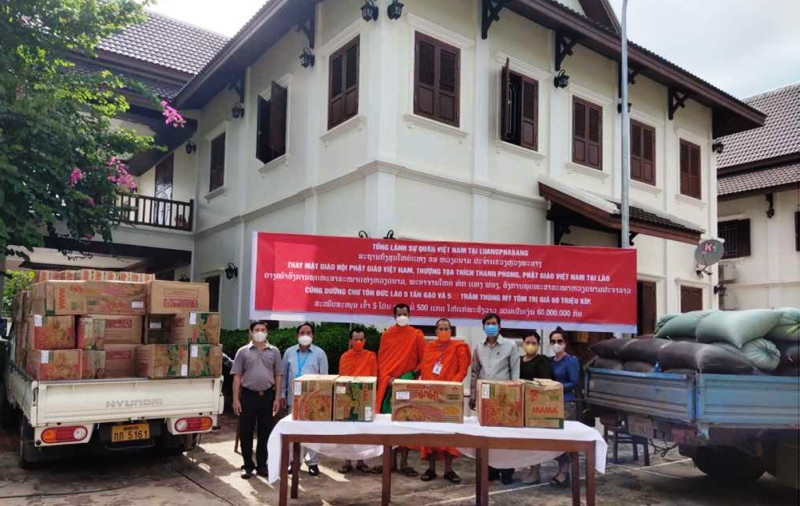 Tổng Lãnh sự Nguyễn Đăng Hùng (thứ 3 từ phải sang) trao ủng hộ tại Luang Prabang, chiều 18/10. (Ảnh: Tổng lãnh sự quán Việt Nam tại Luang Prabang) Giáo hội Phật giáo Việt Nam giúp Lào phòng, chống dịch Covid-19 -0