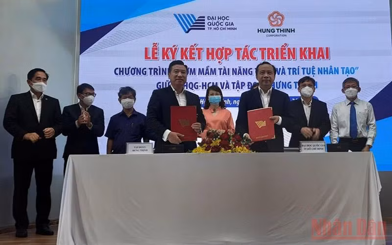 Đại học Quốc gia Thành phố Hồ Chí Minh và Tập đoàn Hưng Thịnh ký kết hợp tác triển khai chương trình “Ươm mầm tài năng toán và trí tuệ nhân tạo”.