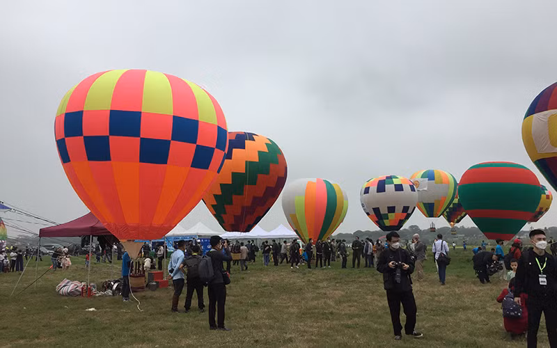 Người Hà Nội háo hức trải nghiệm với khinh khí cầu -0