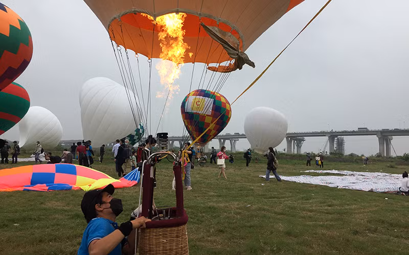 Các kỹ thuật viên điều khiển khinh khí cầu.