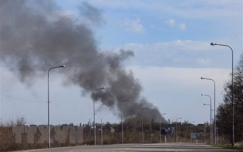 Khói bốc lên từ sân bay ở Dnipro, miền đông Ukraine, ngày 10/4, trong bối cảnh chiến dịch quân sự của Nga đang diễn ra tại Ukraine. (Ảnh: AFP/TTXVN)