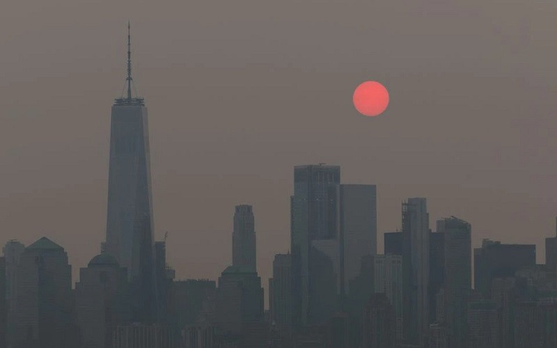 Khói mù mịt bao phủ thành phố New York, bang New York, Mỹ do cháy rừng, 21/7/2021. (Ảnh: Reuters)