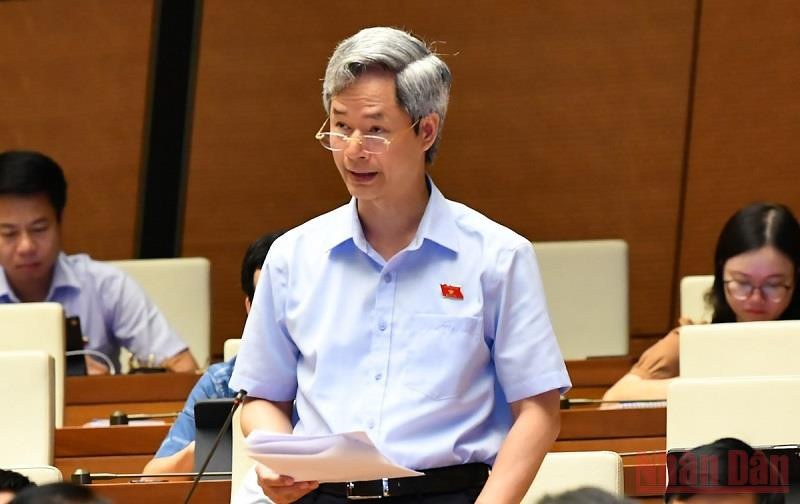 Đại biểu Đào Hồng Vận (Hưng Yên) góp ý kiến về dự án Luật. (Ảnh: LINH KHOA NGUYÊN) Quy định rõ cơ chế, chính sách ưu đãi thu hút đầu tư vào lĩnh vực dầu khí -0