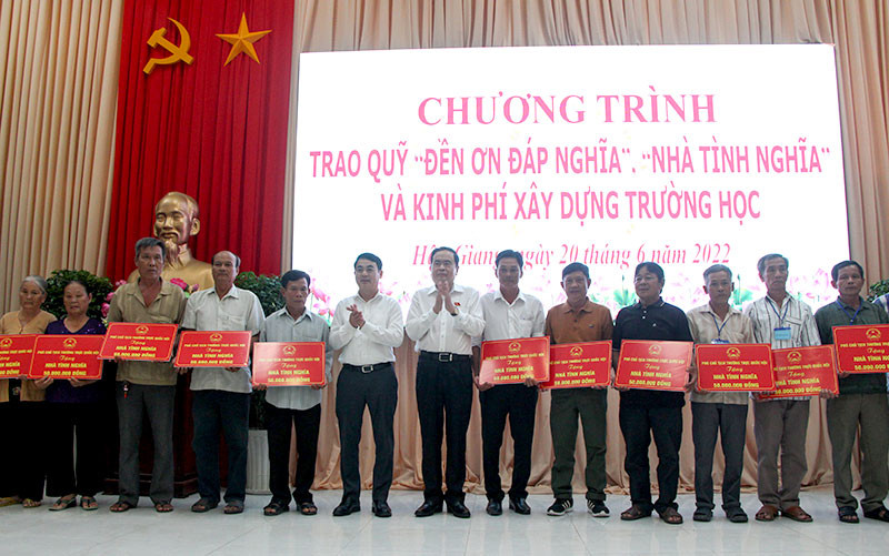 Phó Chủ tịch Thường trực Quốc hội tặng nhà tình nghĩa cho gia đình chính sách. Phó Chủ tịch Thường trực Quốc hội tiếp xúc cử tri tại Hậu Giang -0