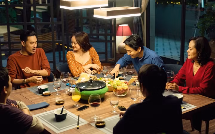 "Tiệc trăng máu" - phim hiếm hoi ra mắt khán giả trong năm nay và hiện là một trong những phim ăn khách ngoài rạp.