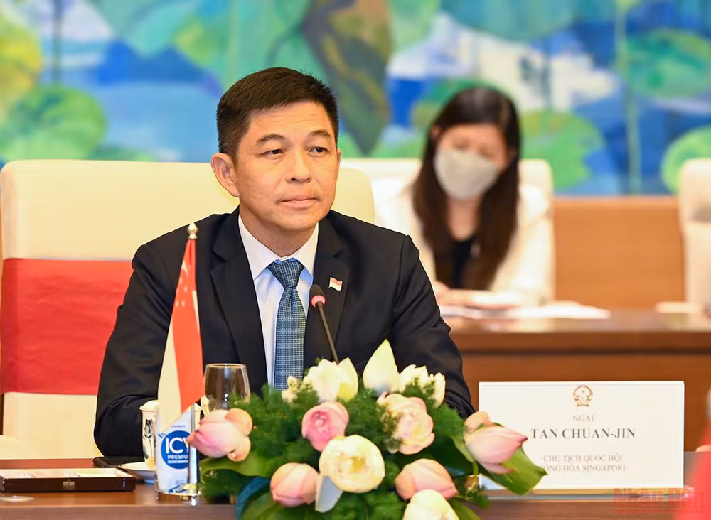 Chủ tịch Quốc hội Vương Đình Huệ đón, hội đàm với Chủ tịch Quốc hội Singapore Tan Chuan-Jin -7