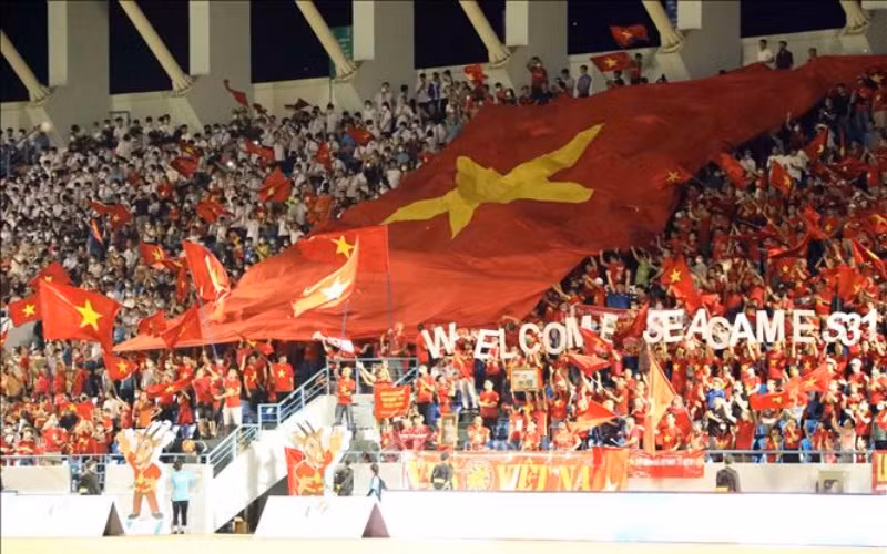 Đông đảo cổ động viên Việt Nam cổ vũ cho đội nhà tại sân vận động Cẩm Phả (Quảng Ninh). (Ảnh: Anh Tuấn/TTXVN)