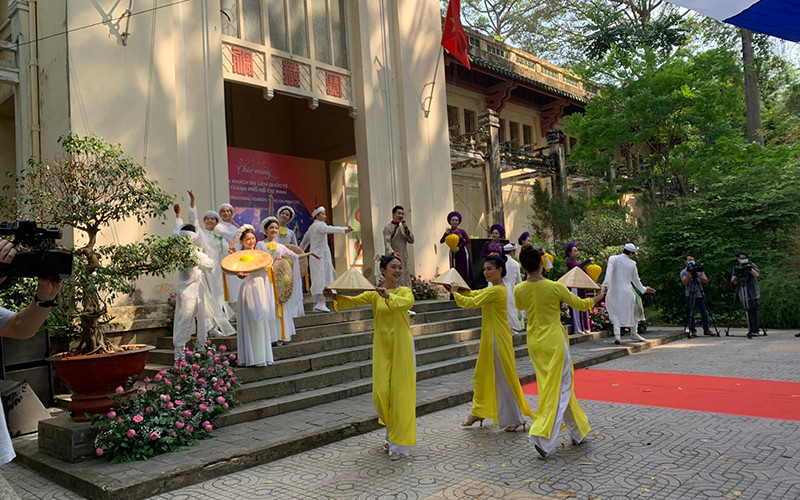 Biểu diễn nghệ thuật chào mừng đoàn khách Hoa Kỳ đến Thành phố Hồ Chí Minh. Thành phố Hồ Chí Minh đón 130 khách quốc tịch Hoa Kỳ đến tham quan -0