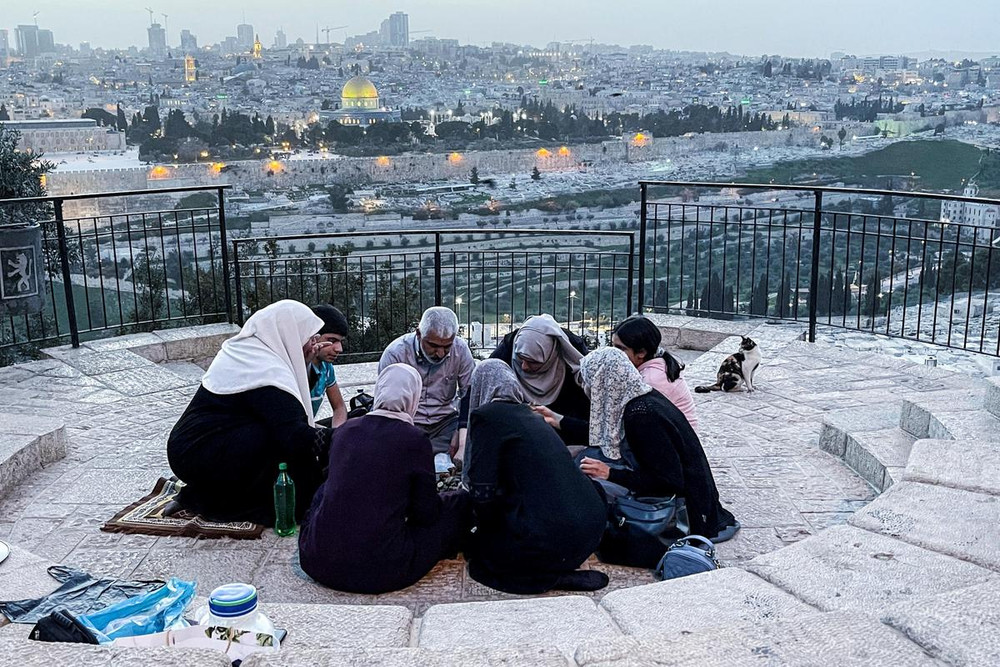 Một gia đình theo đạo Hồi dùng bữa Iftar trong tháng lễ Ramadan ở Jerusalem, ngày 5/4/2022. (Ảnh: REUTERS) Người Hồi giáo trên khắp thế giới đón tháng lễ Ramadan -0