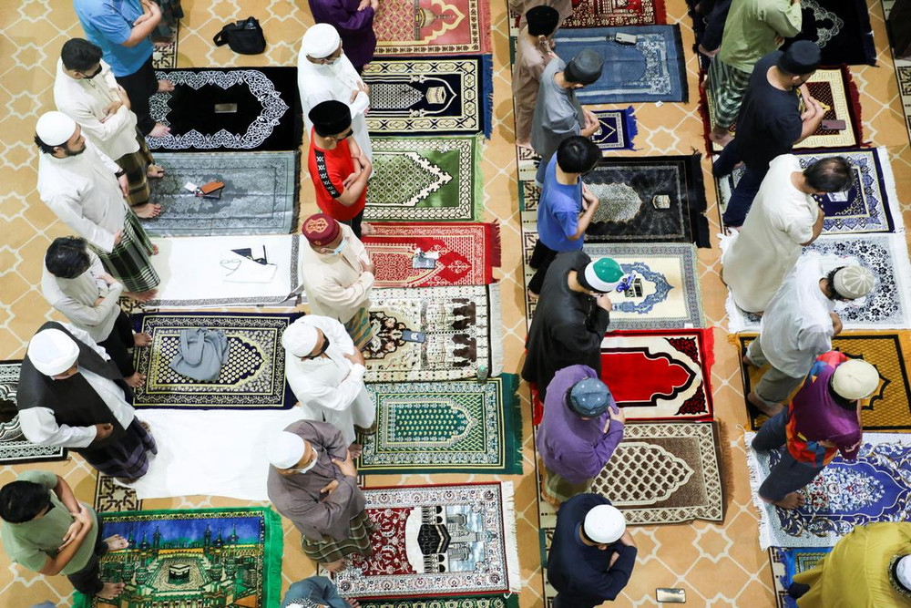 Lễ cầu nguyện Tarawih trong đêm đầu tiên của tháng lễ Ramadan ở Kuala Lumpur, Malaysia, ngày 2/4/2022. (Ảnh: REUTERS) Người Hồi giáo trên khắp thế giới đón tháng lễ Ramadan -0