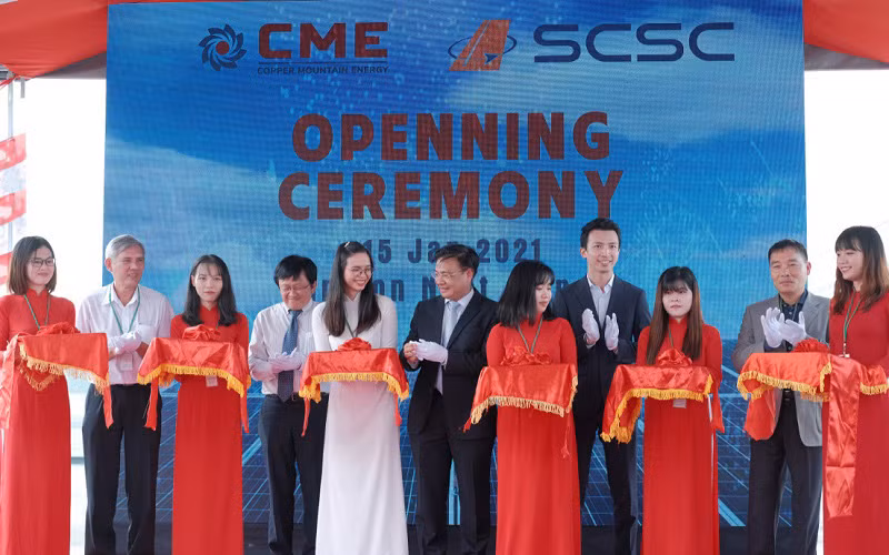 Các đại biểu cắt băng khánh thành hệ thống điện mặt trời mái nhà tại nhà ga hàng hóa sân bay Tân Sơn Nhất.