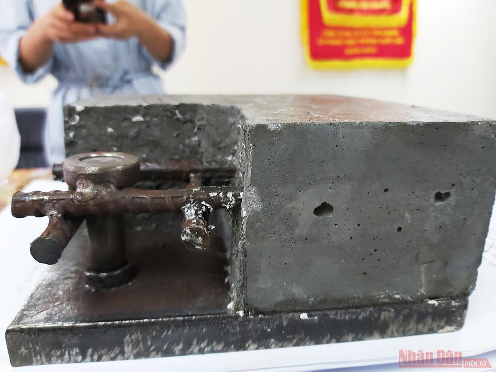 Mẫu bê-tông siêu tính năng có cường độ chịu nén tối thiểu bằng 120MPa, chiều dày tối thiểu 6cm (Ảnh: HIẾU HẢI) Chính thức sửa mặt cầu Thăng Long bắt đầu từ ngày 8-8 -0