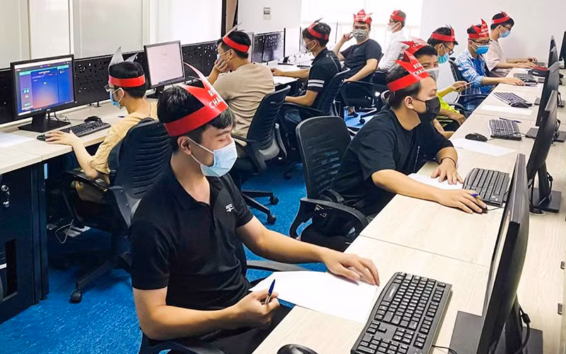 Kỹ sư trẻ công nghệ thông tin tham gia chương trình tập huấn. (Ảnh DIỆU LINH)