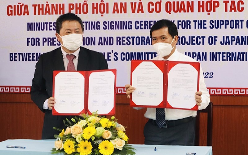 Lãnh đạo Ủy ban nhân dân thành phố Hội An và JICA Việt Nam ký kết hợp tác. 