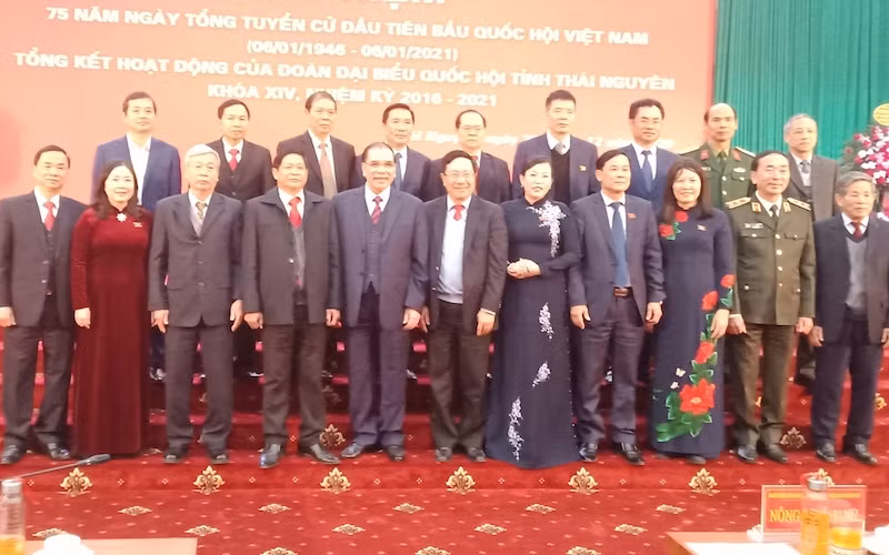 Nguyên Tổng Bí thư Nông Đức Mạnh, Phó Thủ tướng Chính phủ, Bộ trưởng Ngoại giao Phạm Bình Minh, lãnh đạo và nguyên lãnh đạo tỉnh cùng các ĐBQH tỉnh Thái Nguyên khoá 14. 