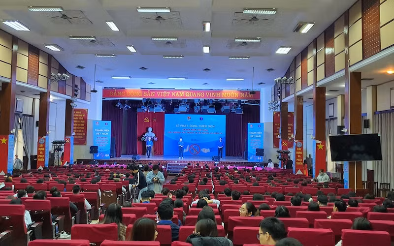 Toàn cảnh lễ phát động Chiến dịch ‘’Thanh niên Việt Nam nói không với thuốc lá và thuốc lá điện tử’’. 