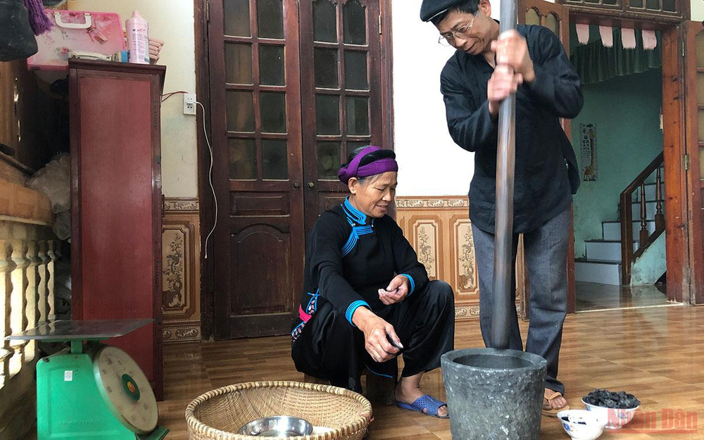 Giã than cây núc nác để trộn vào gạo bánh chưng. Ý nghĩa của bánh chưng gù -0