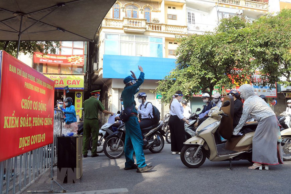 Một chốt kiểm soát trên phố Đào Tấn. Hà Nội triển khai kiểm tra giấy tờ người dân lưu thông trên đường -0