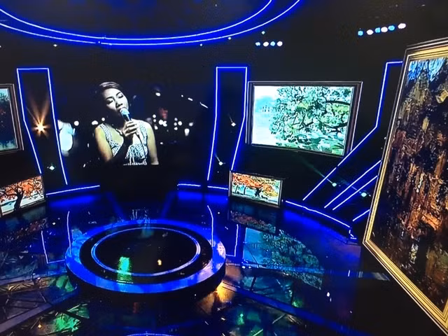 Ca sĩ Trần Thu Hà thể hiện ca khúc Chiều Hà Nội trong chương trình.